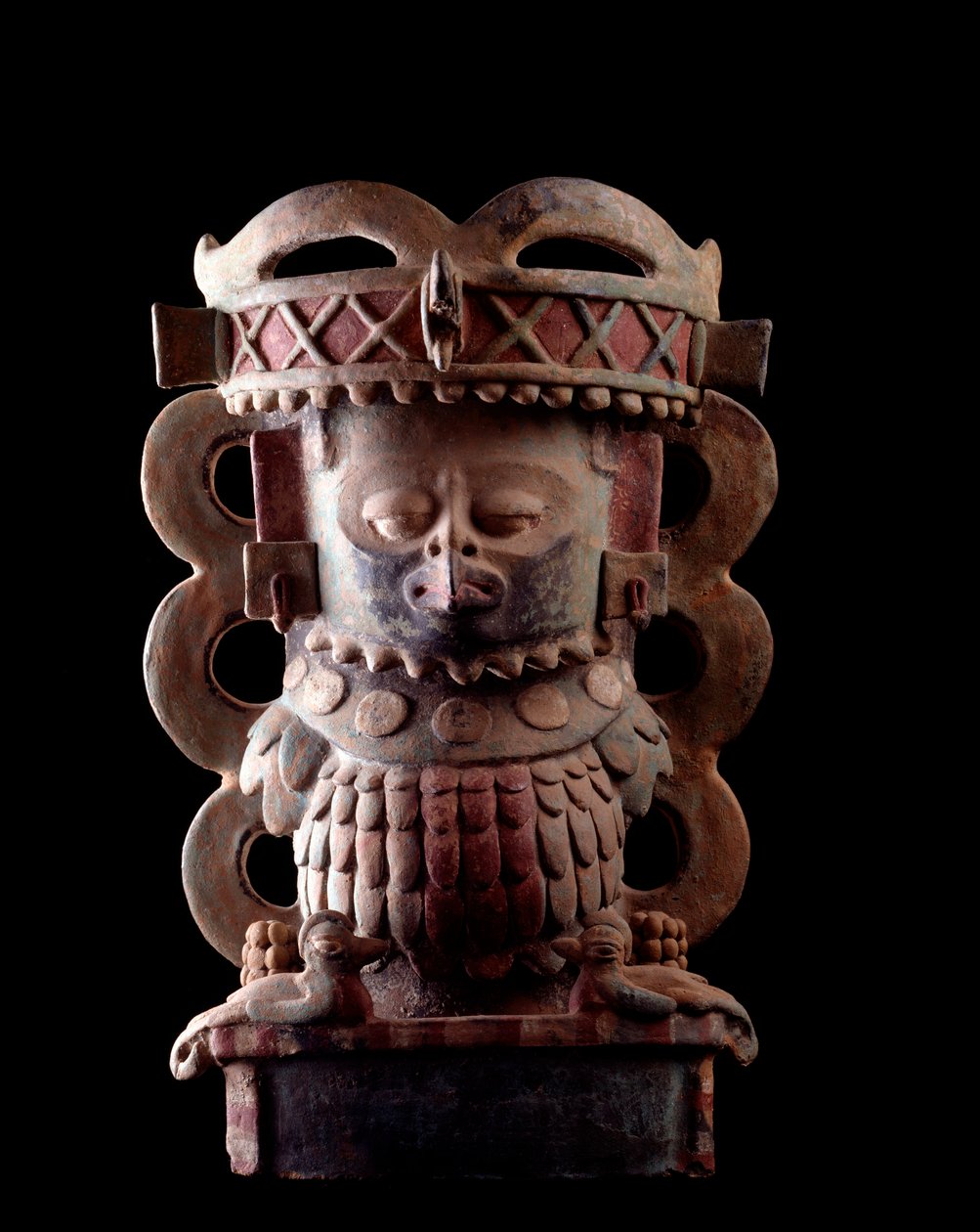 Præcolombiansk kunst, Maya-civilisation, klassisk periode: Røgelsevase i antropomorfisk ler dekorerer repræsentationen af en karakter, der bærer en maske af quetzalfuglen. Fra Purulha, Guatemala Sun. h. 47 x bredde 30 cm Guatemala, Museo Nazionale di Arch af Mayan Mayan