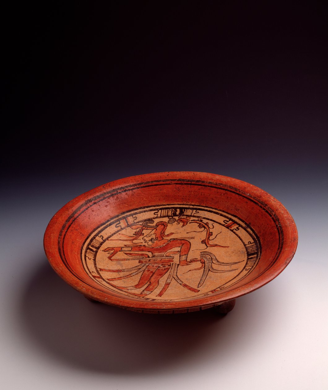 Præcolumbiansk kunst, Maya-civilisation, klassisk periode: stativvase i malet ler. Fra Peten, Guatemala. Sol. h. 8 x diameter. 33,8 cm Guatemala City, Nationalmuseet for arkæologi og etnologi af Mayan Mayan