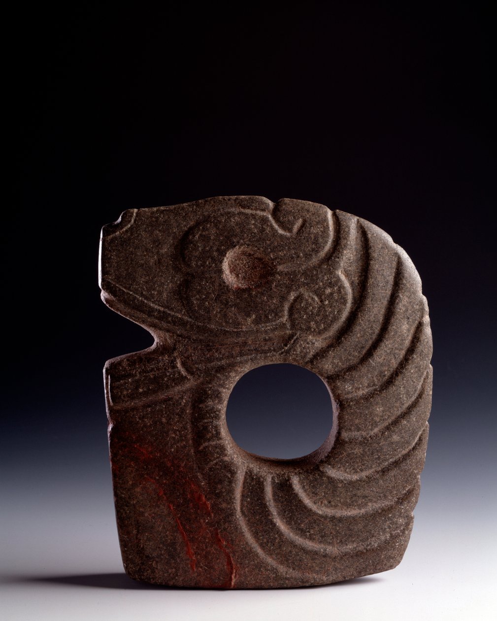 Præcolumbiansk kunst, Maya-civilisation, klassisk periode: zoomorf økse i udskåret sten, der repræsenterer en stiliseret slange. fra Bolivia, Escuintla, Guatemala. Svag. 25 x bredde 21 cm Guatemala, Nationalmuseet for arkæologi og etnologi - præcolumbiansk af Mayan Mayan