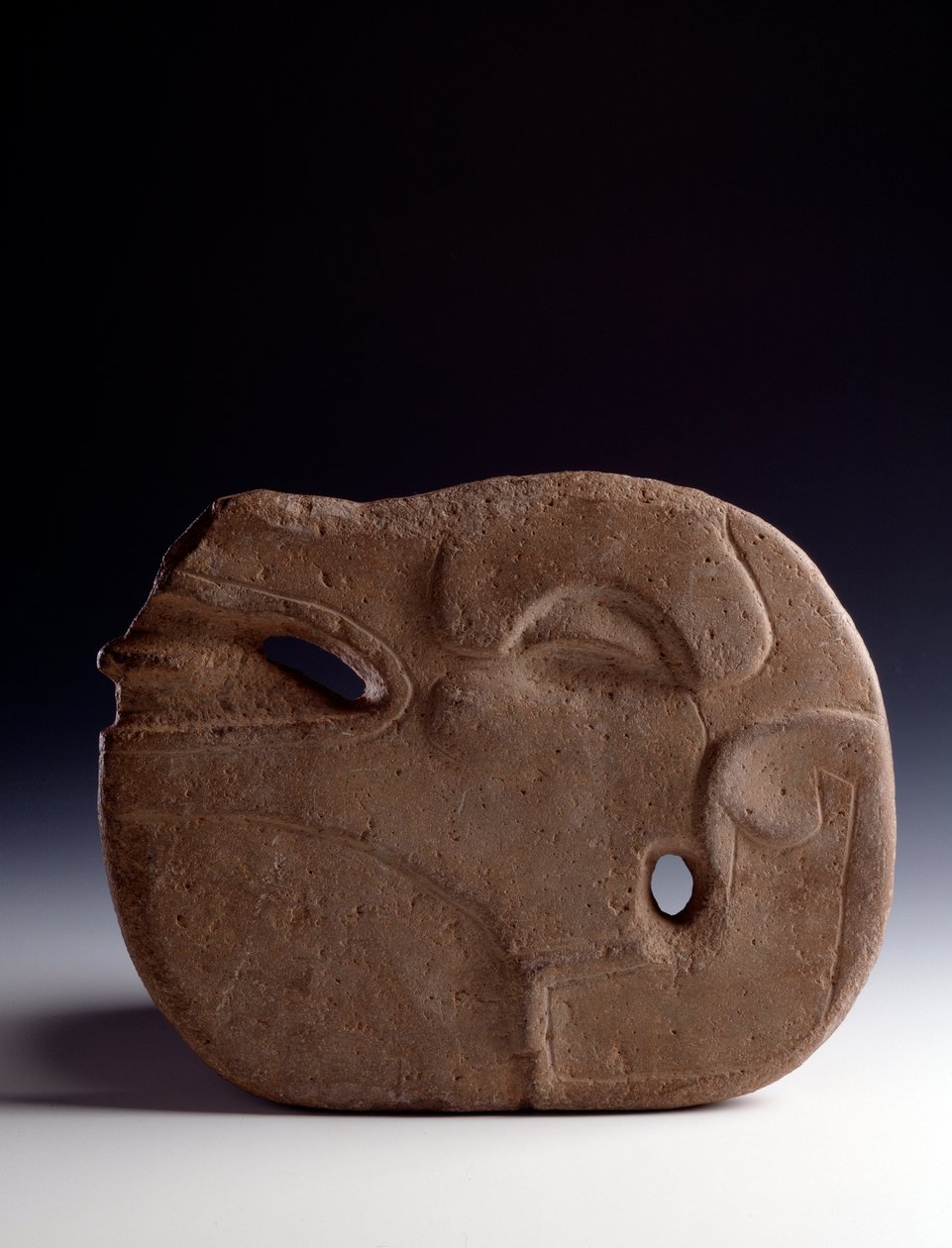 Før colombiansk kunst, Maya-civilisation, klassisk periode: zoomorf økse i udskåret sten, der repræsenterer hovedet af en hjort. Svag. 26,5 x bredde 19,5 cm Guatemala, Museo Nazionale di Archeologia e Etnologia af Mayan Mayan