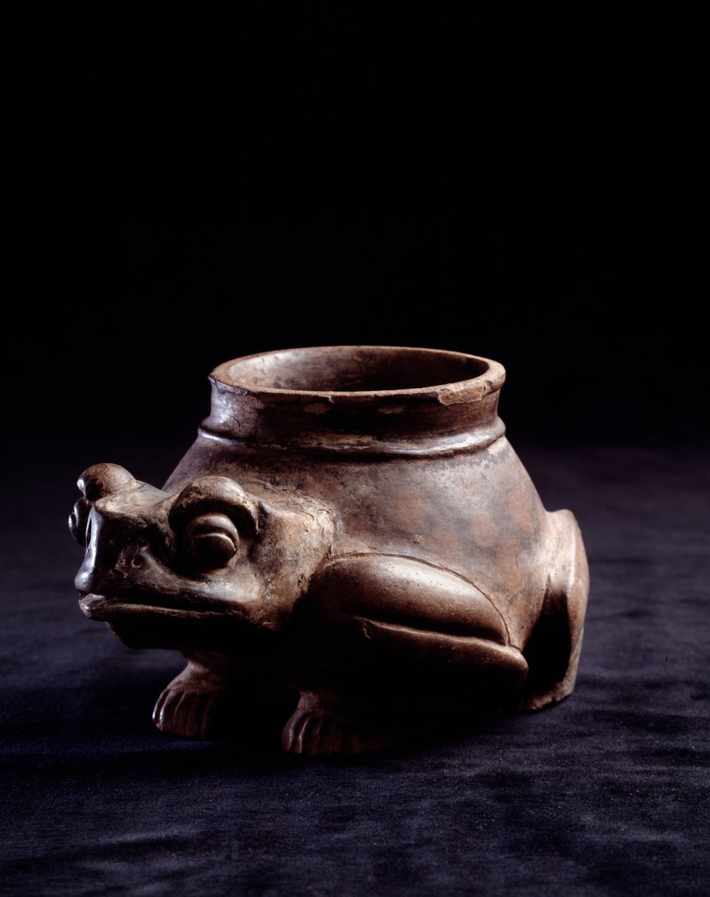 Præcolumbiansk kunst, Maya-civilisation, sen klassisk periode: zoomorf lervase i form af en frø (eller skildpadde). Fra La Lagunita, Quiche, Guatemala Dim. h. 11 x diameter. 8,5 cm Guatemala, Nationalmuseet for arkæologi og etnologi - præcolumbiansk kunst, af Mayan Mayan