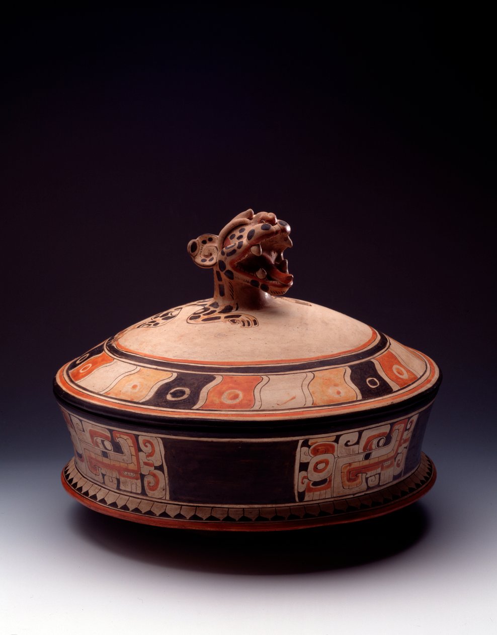 Præcolumbiansk kunst, Maya-civilisation, tidlig klassisk periode: lervase med låg dekoreret med et jaguarhoved. Fra Tikal, Guatemala Sun. h. 26,5 x bredde. 31 cm Guatemala, Nationalmuseet for arkæologi og etnologi - præcolumbiansk kunst, Maya-civilisatione af Mayan Mayan