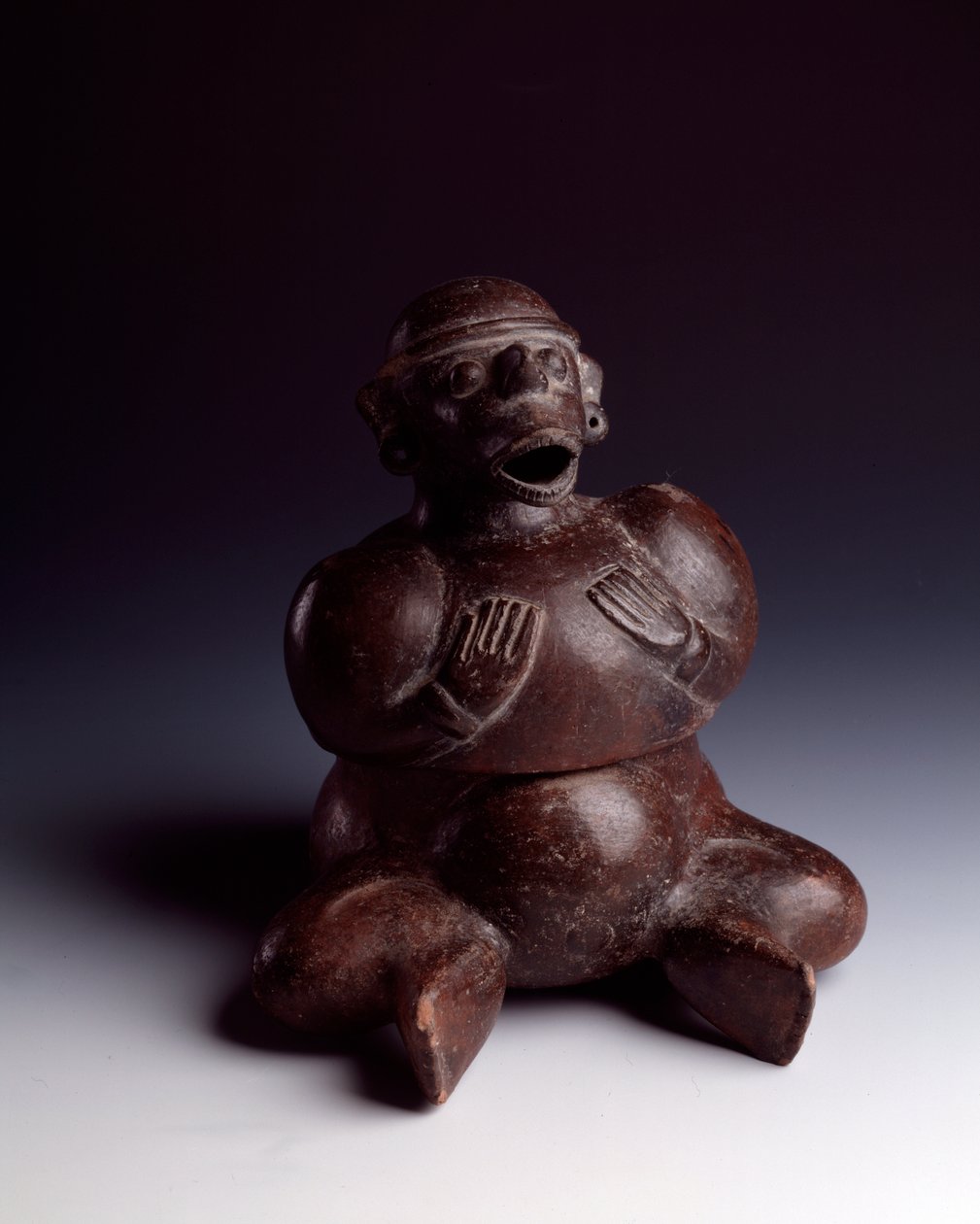 Præcolombiansk kunst, Maya-civilisation, indledende periode: antropomorf lervase, der forestiller en mand, der sidder med hænderne på brystet iført en abemaske med åben mund. Fra Uaxactun, Guatemala. Sol. h. 22,5 x bredde 19 cm Guatemala, Museo Nazionale d af Mayan Mayan