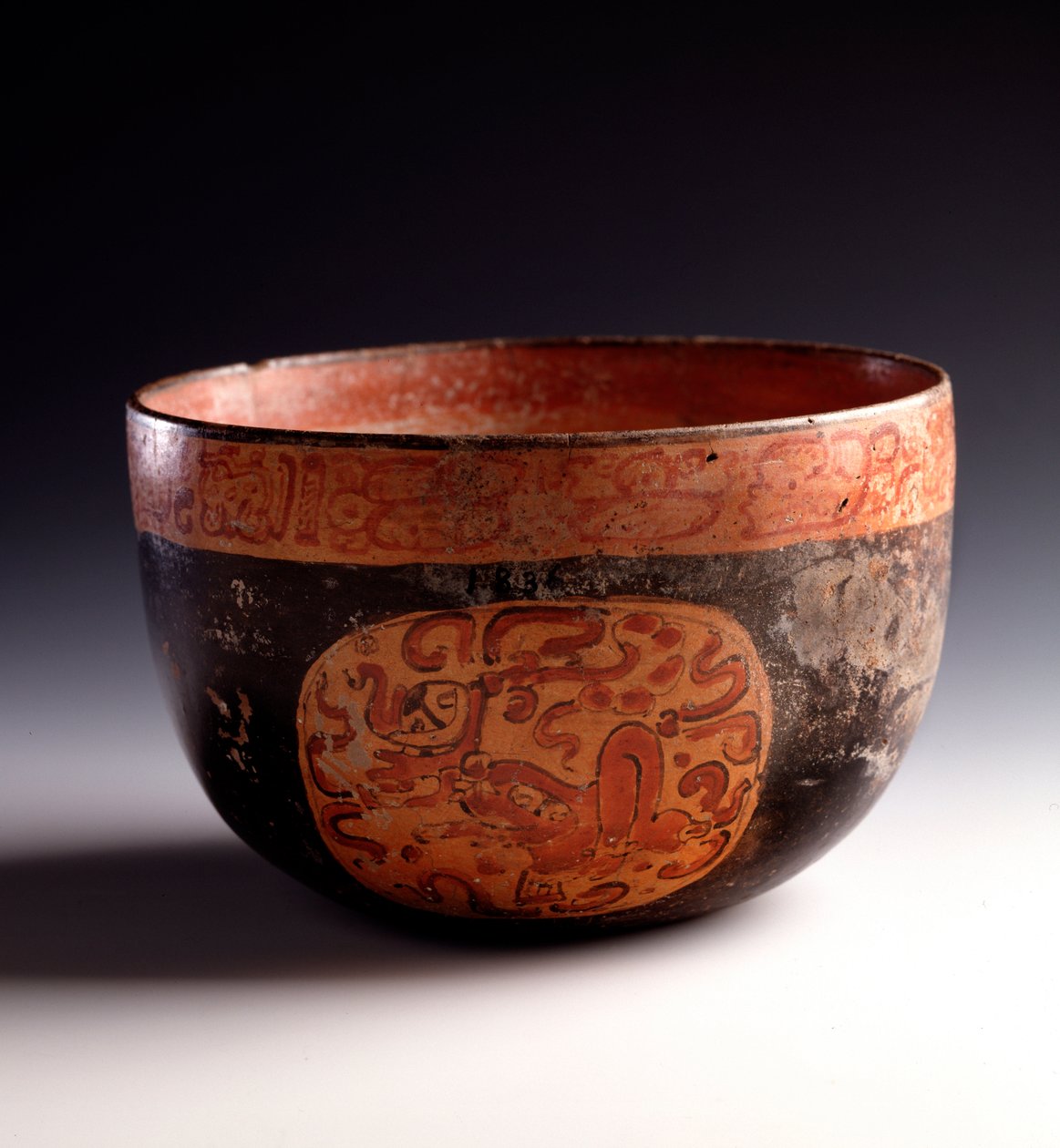 Præcolombiansk kunst, Maya-civilisation, sen klassisk periode: skæring af polykrom lerdekor af glyffer. Fra Uaxactun, Quiche, Guatemala Sun. h. 12,5 x diam. 18,5 cm Guatemala, Museo Nazionale di Archeologia e Etnologia - præcolumbiansk kunst, Maya Civiliza af Mayan Mayan
