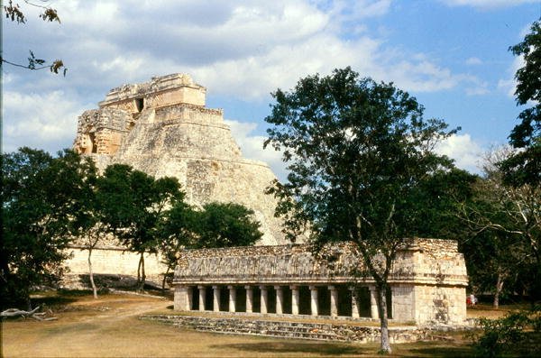 Fuglenes hus og musikerens pyramide, Late Classic Maya, ca. 700-900 e.Kr. (foto) af Mayan Mayan