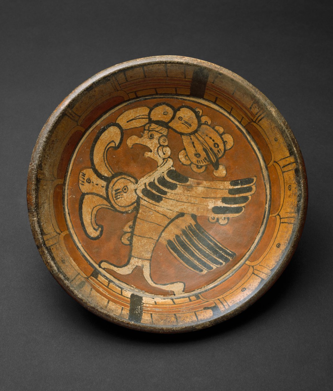 Stativplade med Supernatural Bird, 550-800 AD (lertøj med polykrom slip-maling) af Mayan Mayan