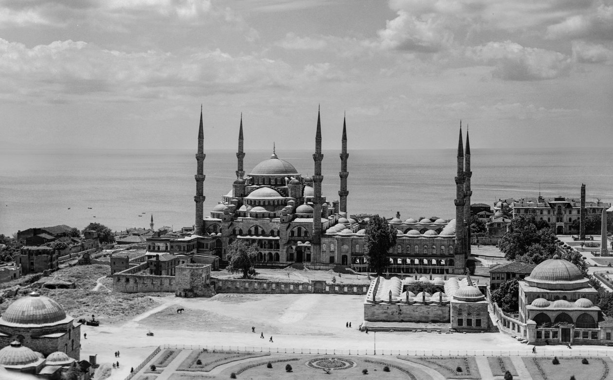 Luftfoto af Den Blå Moské i Istanbul, også kaldet Sultan Ahmed-moskeen, en historisk bygning fra den ottomanske... af Maynard Owen Williams