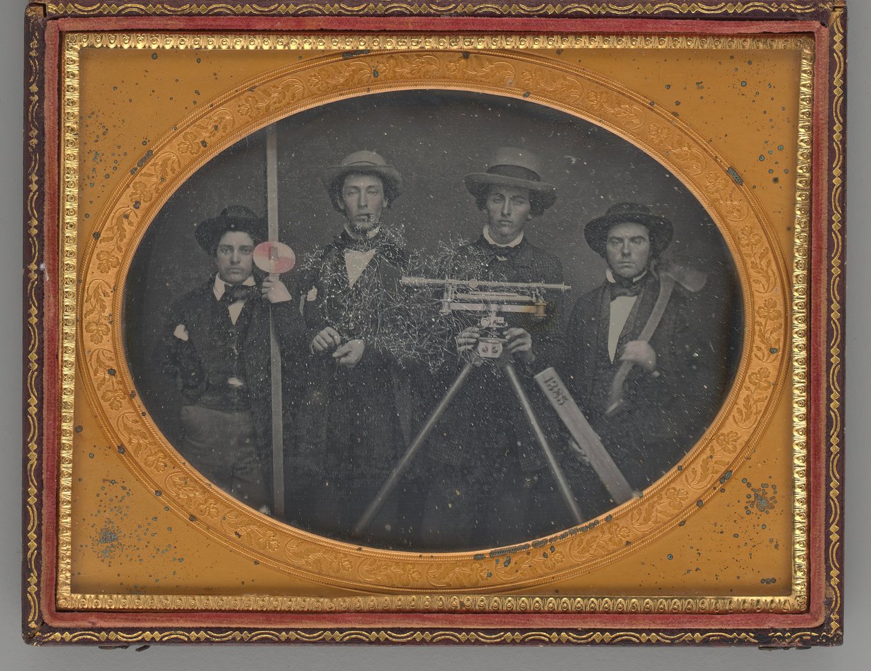 Unavngivet gruppeportræt af landmålere, 1855. af McDonell and Co.