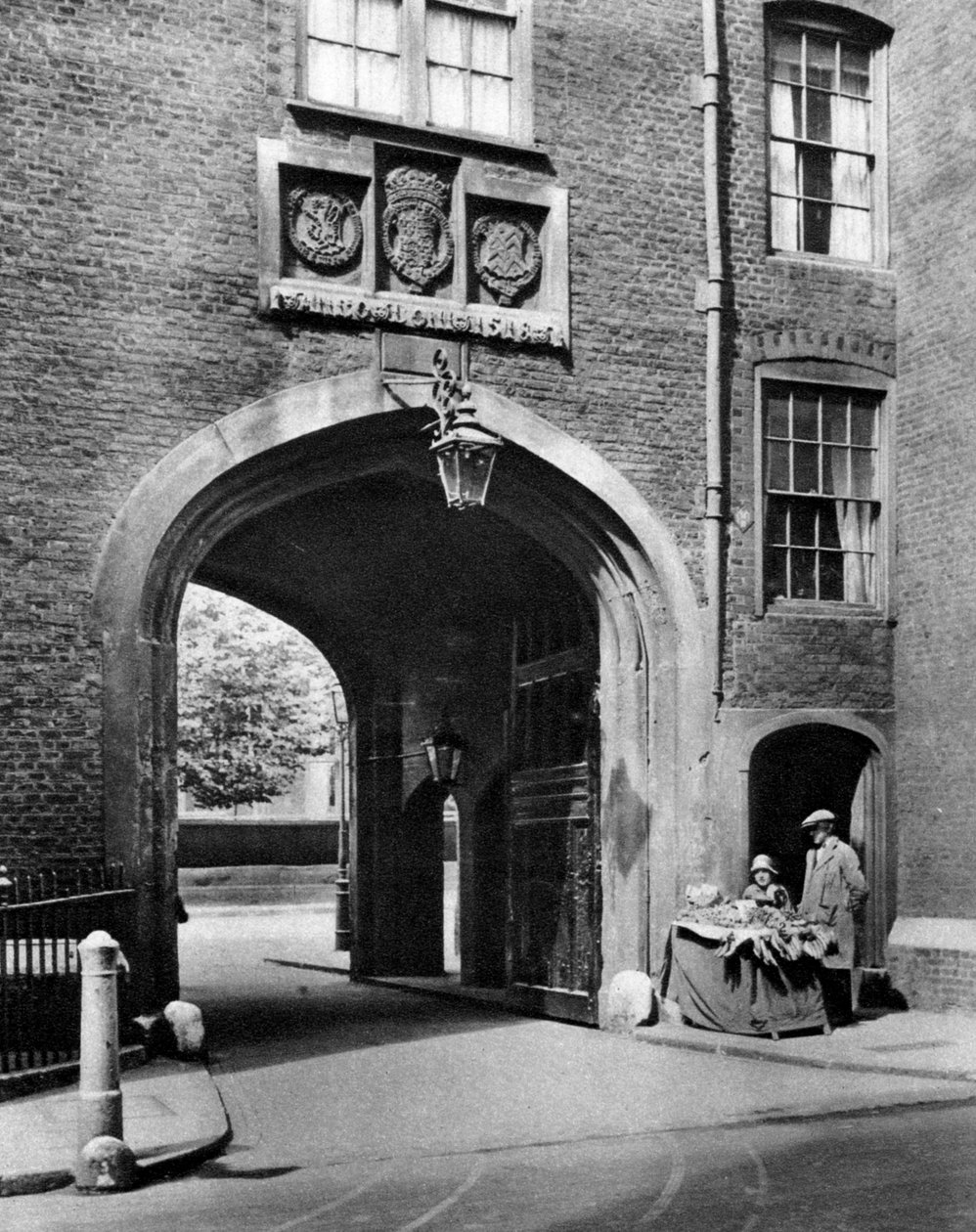 En Tudor-port, der fører til Lincolns Inn fra Chancery Lane, 1926-1927. af McLeish
