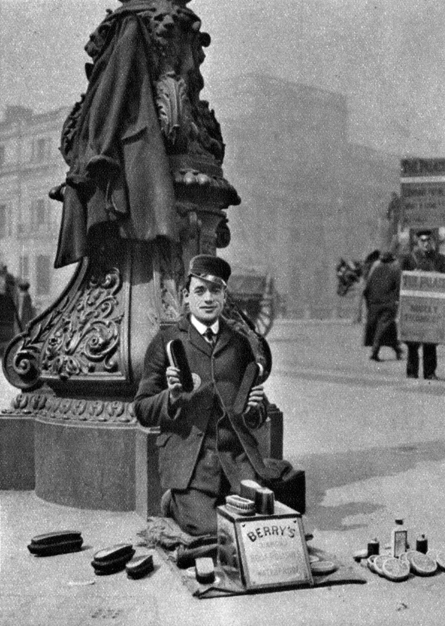 A bootblack, London, 1926-1927 af McLeish