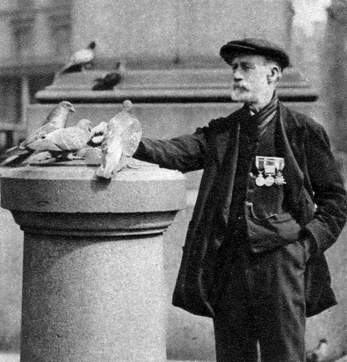 En gammel soldat med nogle duer, Trafalgar Square, London, 1926-1927. af McLeish