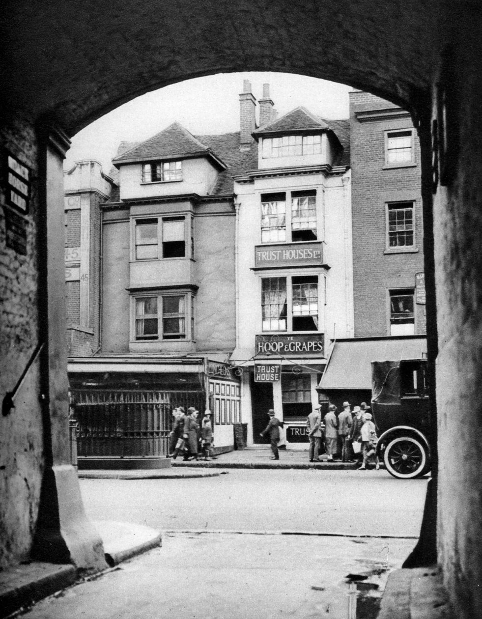 Gammelt hus og en værtshus overlevede i Aldgate, London, 1926-1927. af McLeish