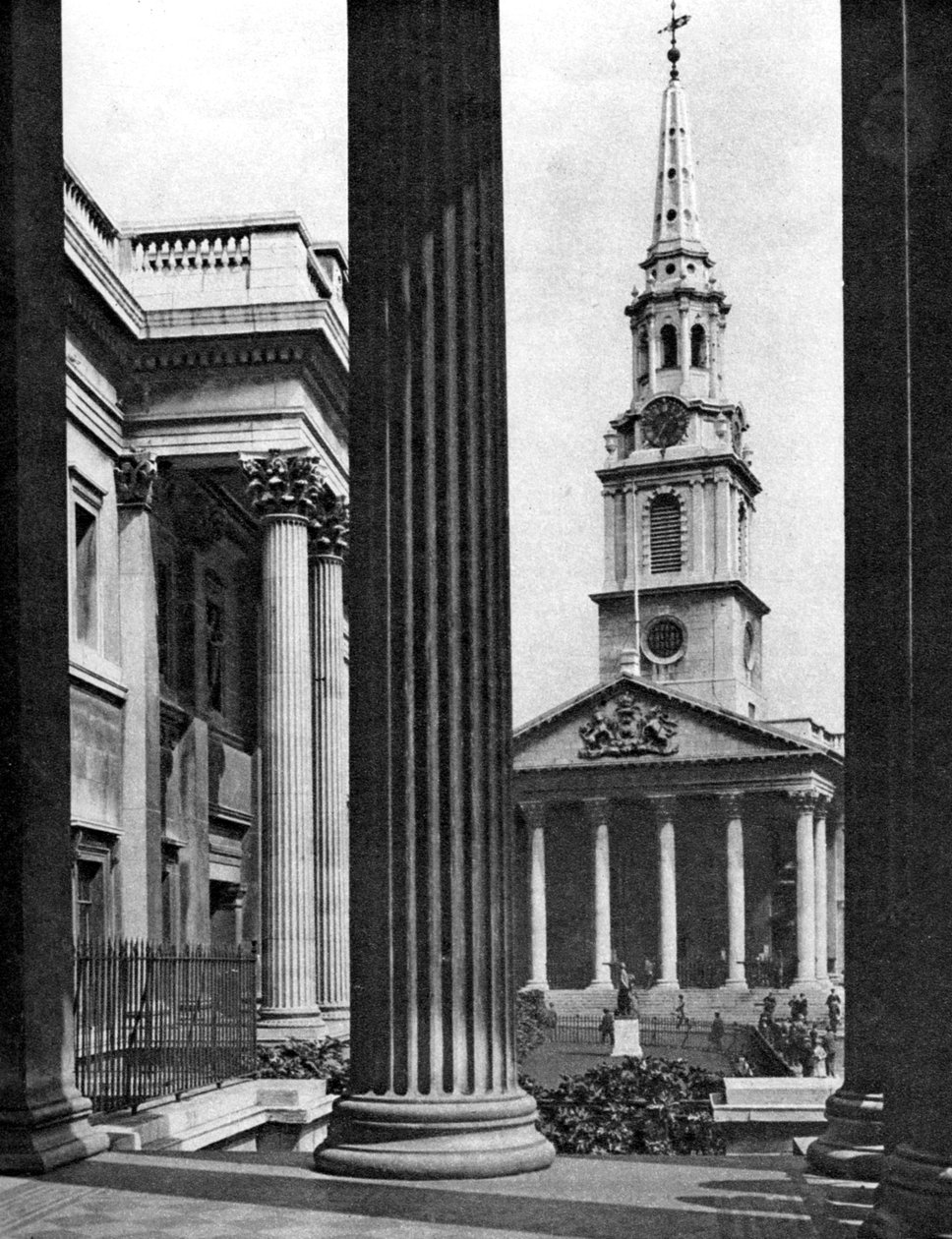 St Martin-in-the-Fields set mellem søjlerne på National Gallery, London, 1926-1927. af McLeish