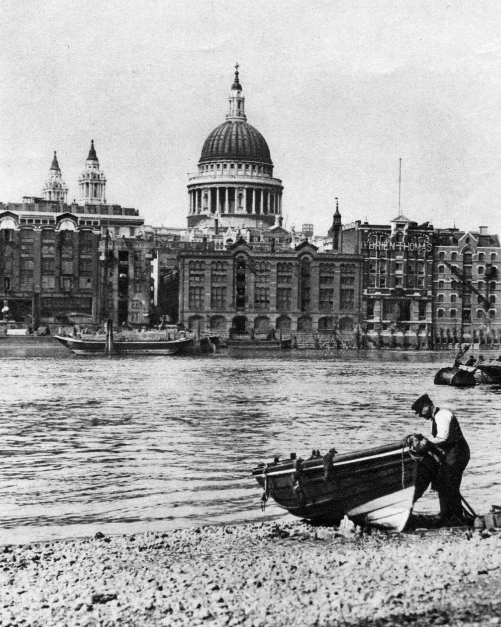 Thames Waterman og hans båd på stranden ved Bankside, London, 1926-1927 af McLeish