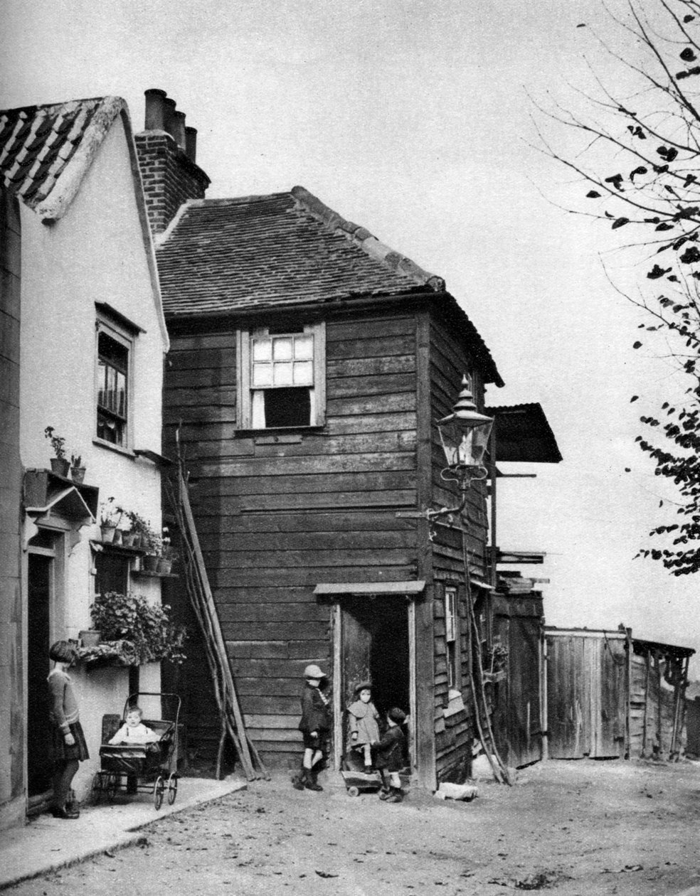 Townsend Yard, ud for Highgate High Street, London, 1926-1927. af McLeish