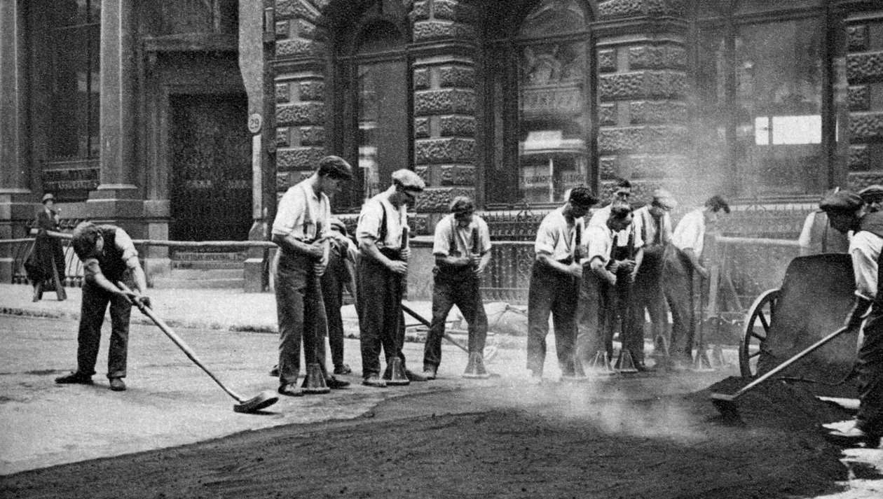 Håndværkere lægger tjære og asfalt i Cornhill, London, 1926-1927 af McLeish