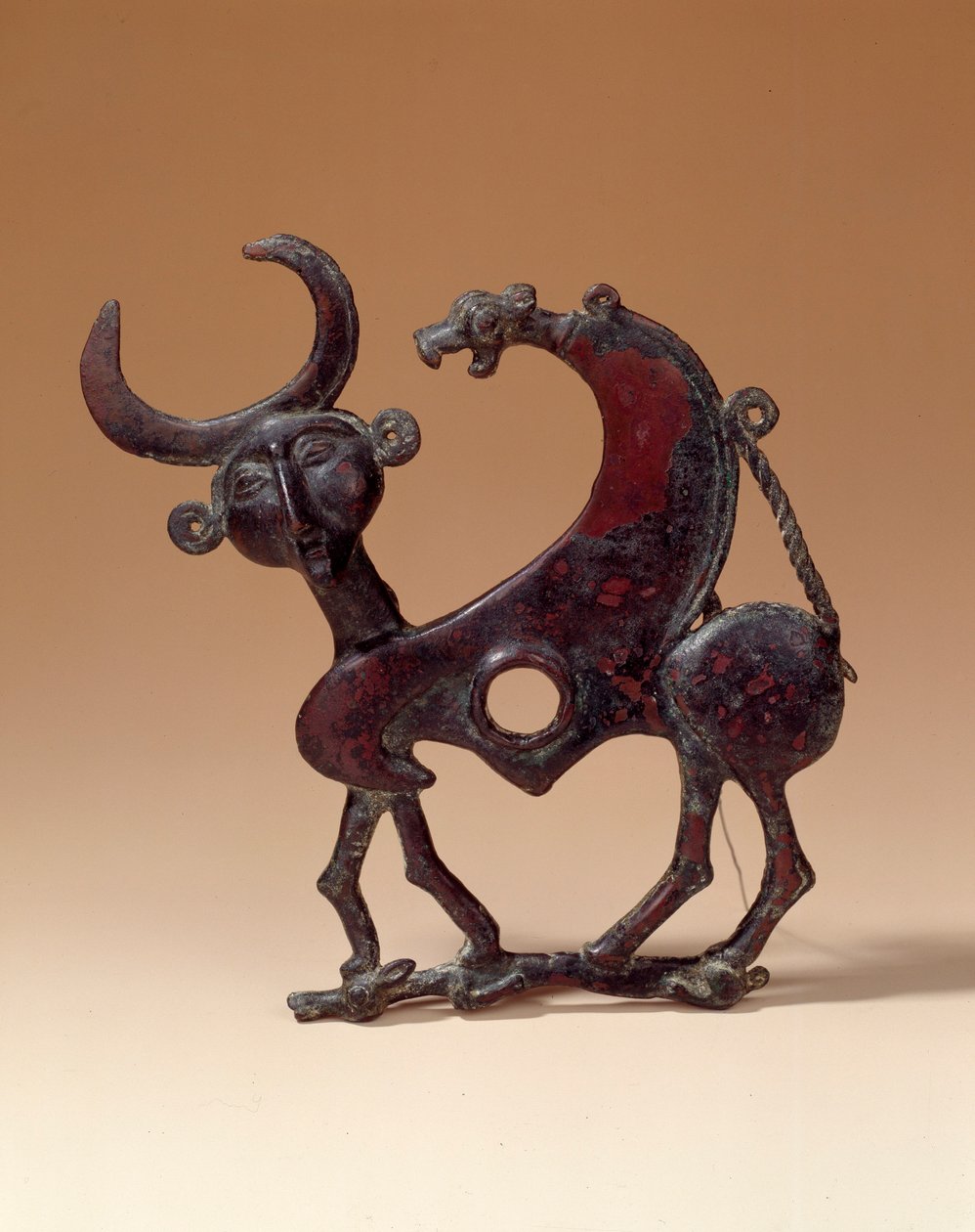 Orientalske antikviteter: bronzekæbeplade, der forestiller et androcefaløst monster, der tramper en dåe. Fra Luristan. 750 f.Kr. Paris, Louvre-museet af Median School