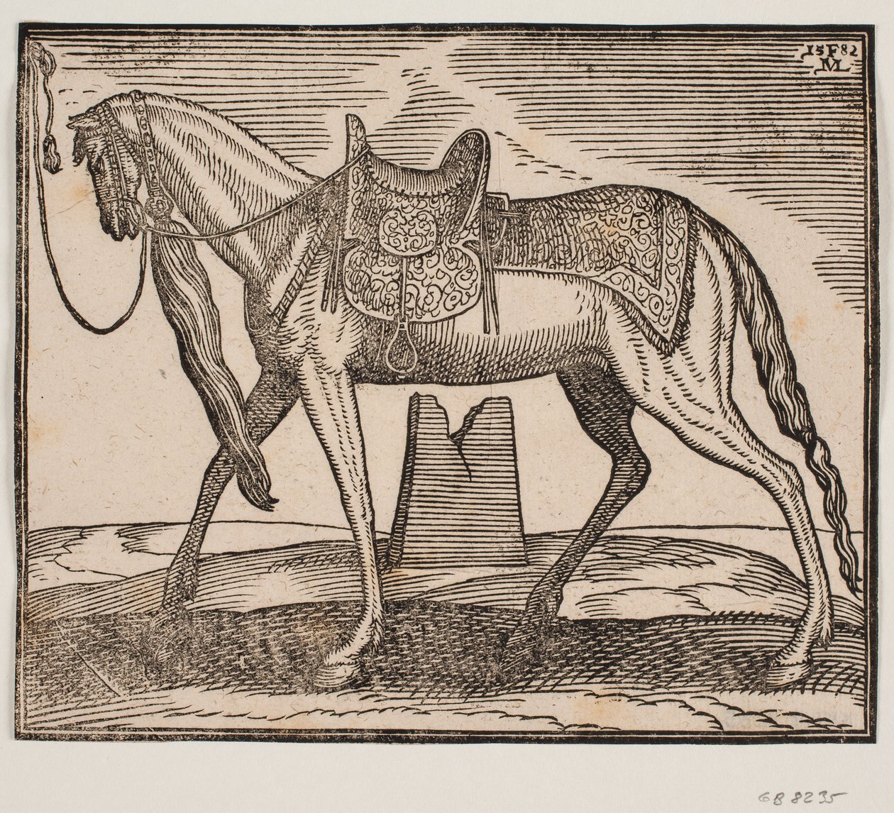 Elegant opsadlet hest, tøjret ved v. indramningslinje, profil mod v.; under hstens bug ses en ruineret af Melchior Lorck