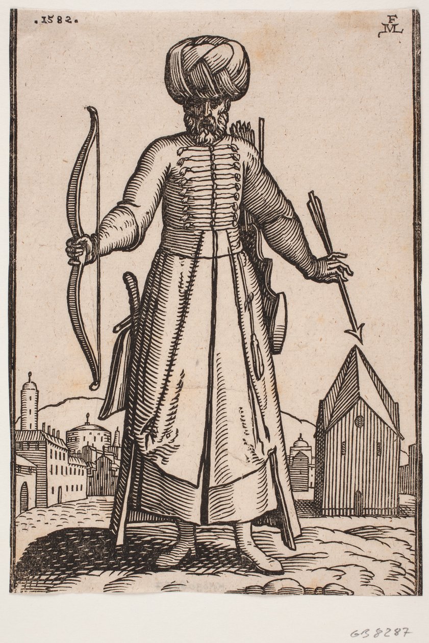 Frontalt set turbanbærende soldat med udbredte arme, stående på en åben plads i en by; i h. hånd holder han en bue, i v. en pil; bag v. skulder et pilekogger, ved h. side en sabel af Melchior Lorck