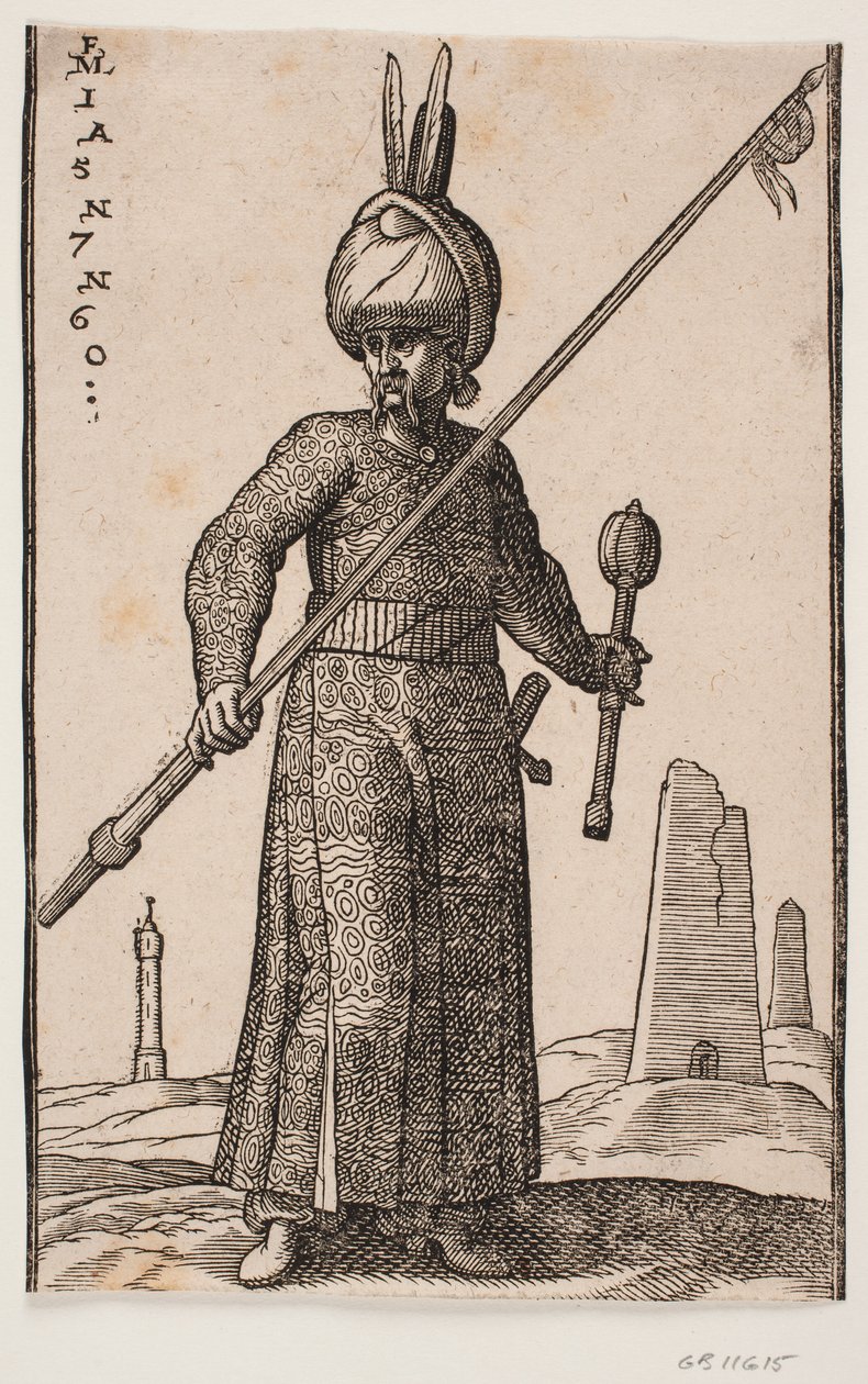 Stående soldat, set forfra; i højre hånd en lanse med en vimpel på spidsen; i venstre hånd en kølle; på hovedet en turban med to fjer; i landskabet et "fyrtårn" og et par obelisklignende bygninger af Melchior Lorck