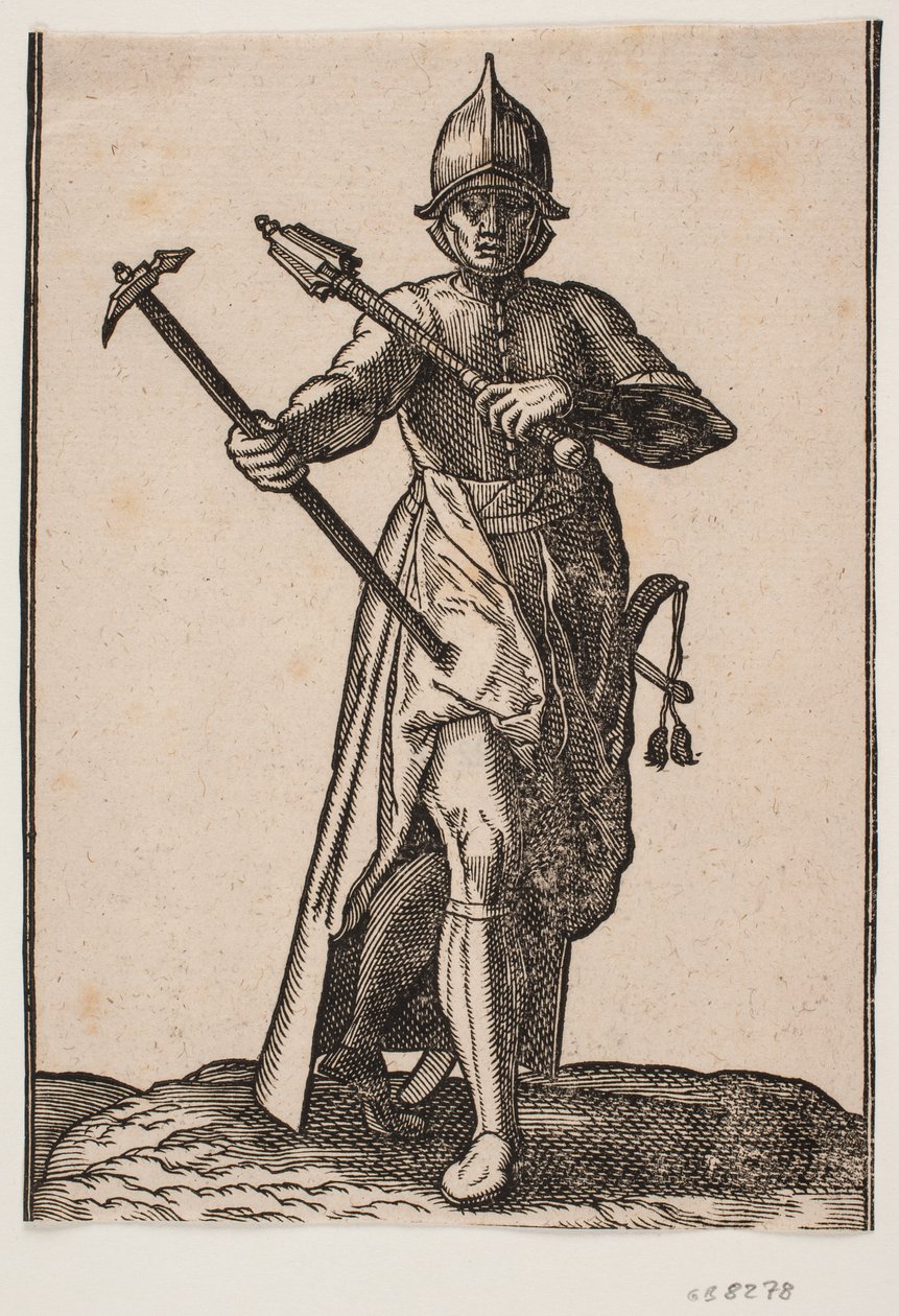 Stående hjelmklædt soldat, frontalt set; i h. hånd en stridshammer, i v. hånd en stridskølle, bageste ben og fod forvredet i forhold til forreste; ved v. side et sværd af Melchior Lorck