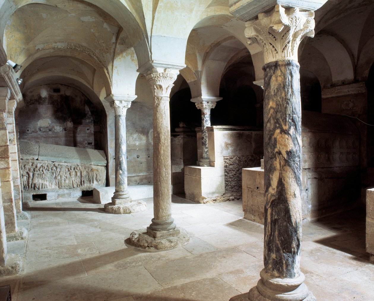 Merovingerkunst: udsigt over krypten i Klosteret Jouarre. 7. århundrede e.Kr. Seine og Marne af Merovingian