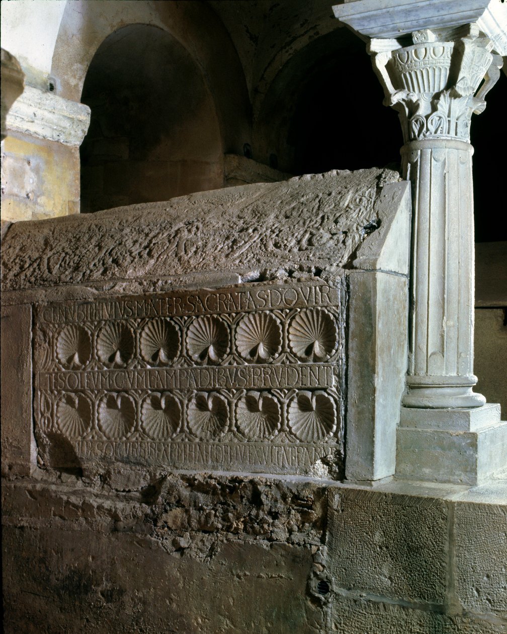 Merovingerkunst: cenotaph af abbedisse Theodechilde (eller Telchide) (død 662 e.Kr.). Sten begravelsesmonument. Kloster i Jouarre (Seine og Marne) af Merovingian
