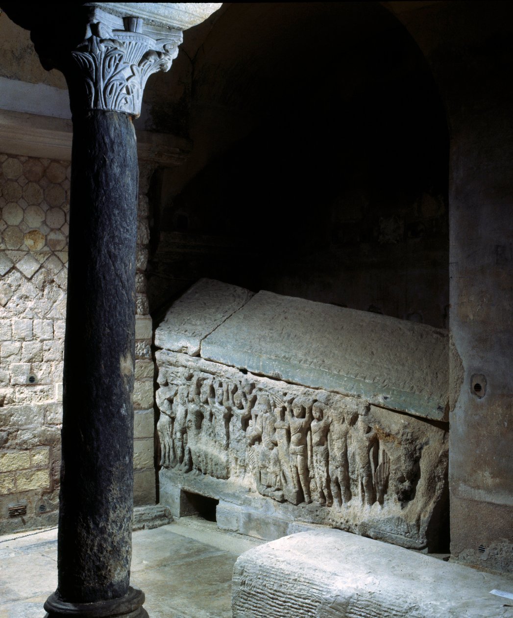 Merovingerkunst: Agilberts grav (7. århundrede), eveque i Paris. Sten begravelsesmonument. Klosteret i Jouarre (Seine og Marne). af Merovingian