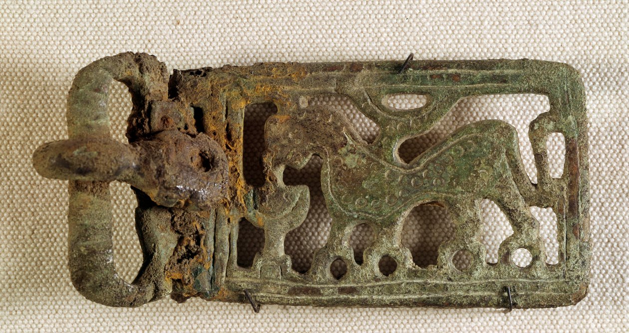 Merovingerkunst: bæltespænde, der repræsenterer et fantastisk dyr. Gallien 6. århundrede. Nationalmuseet for arkæologi i Saint Germain en Laye af Merovingian Merovingian