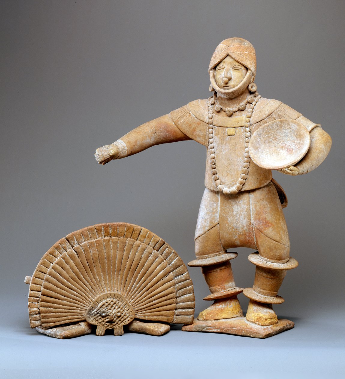 Danserinde med hovedbeklædning (lertøj) (se også 422923) af Mesoamerican