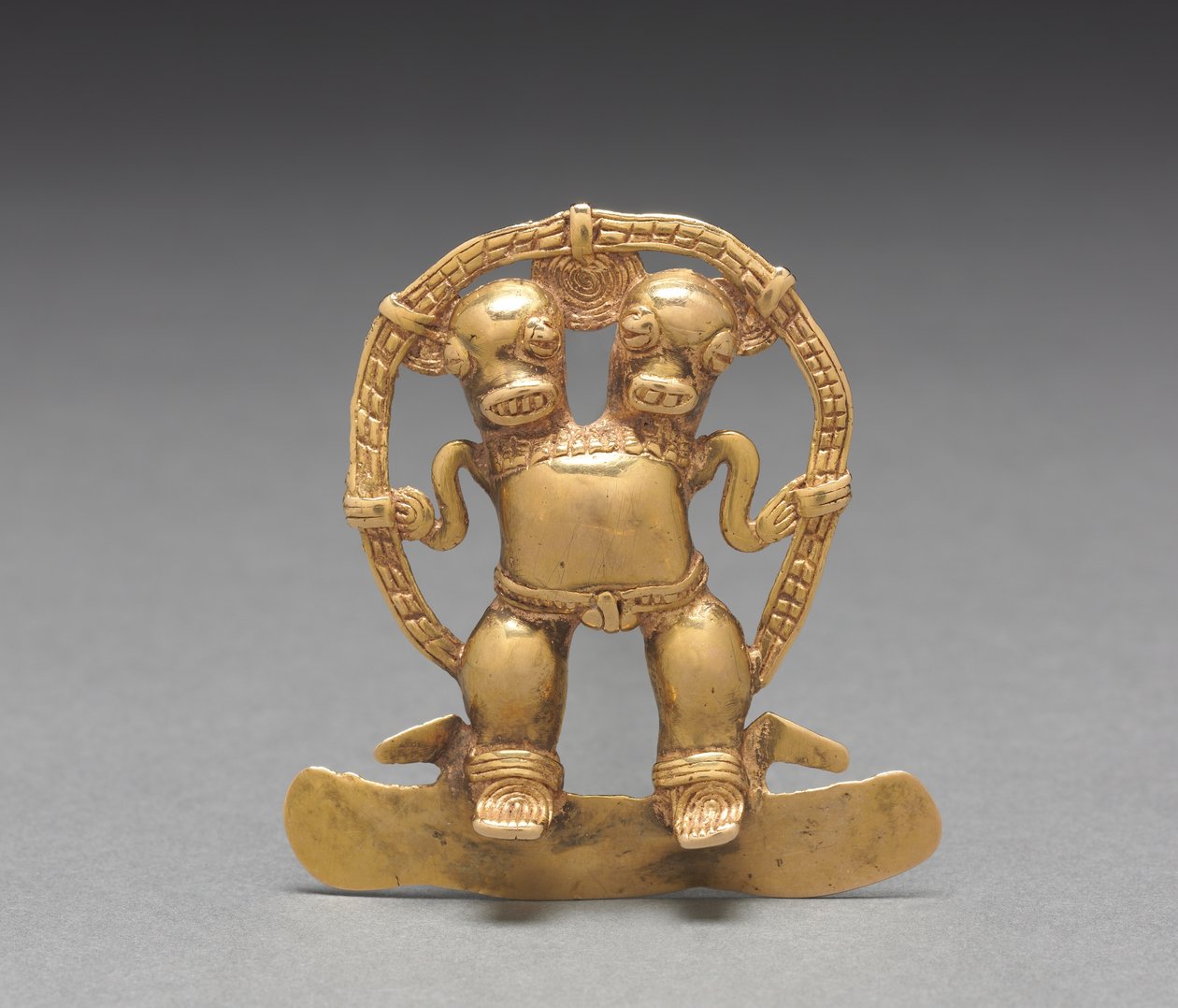 Dobbelthovedet figurvedhæng, ca. 700-1550 (støbt og hamret guld) af Mesoamerican Mesoamerican