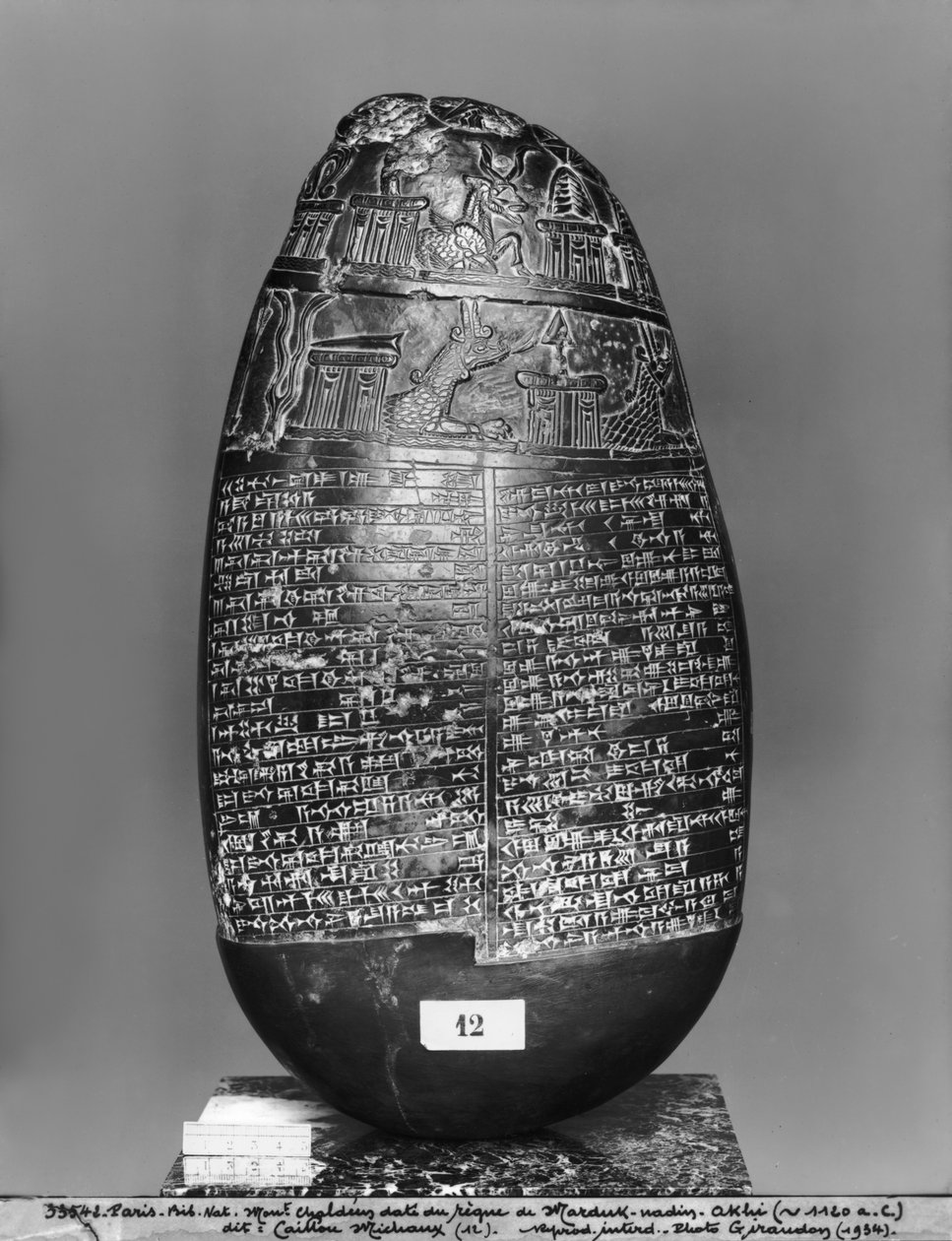 Kudurru, fra tiden for Marduk-nadin-akhi, Babylons konge, set forfra, ca. 1120 f.Kr. (sort serpentin) (se også 286957, 286958) af Mesopotamian