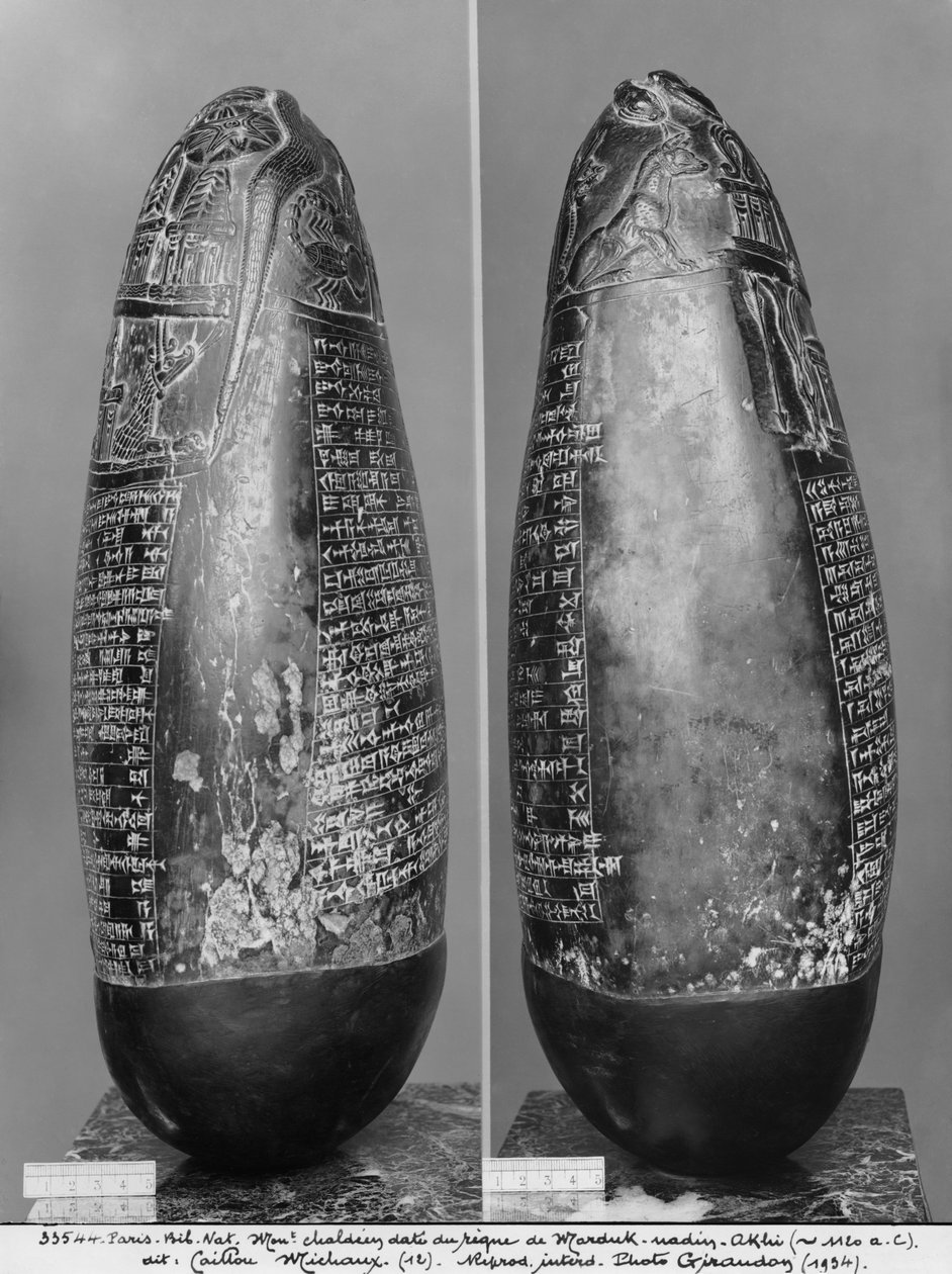 Kudurru, fra tiden af Marduk-nadin-akhi, Babylons konge, set fra siden, ca. 1120 f.Kr. (sort serpentin) (se også 286956, 286957) af Mesopotamian