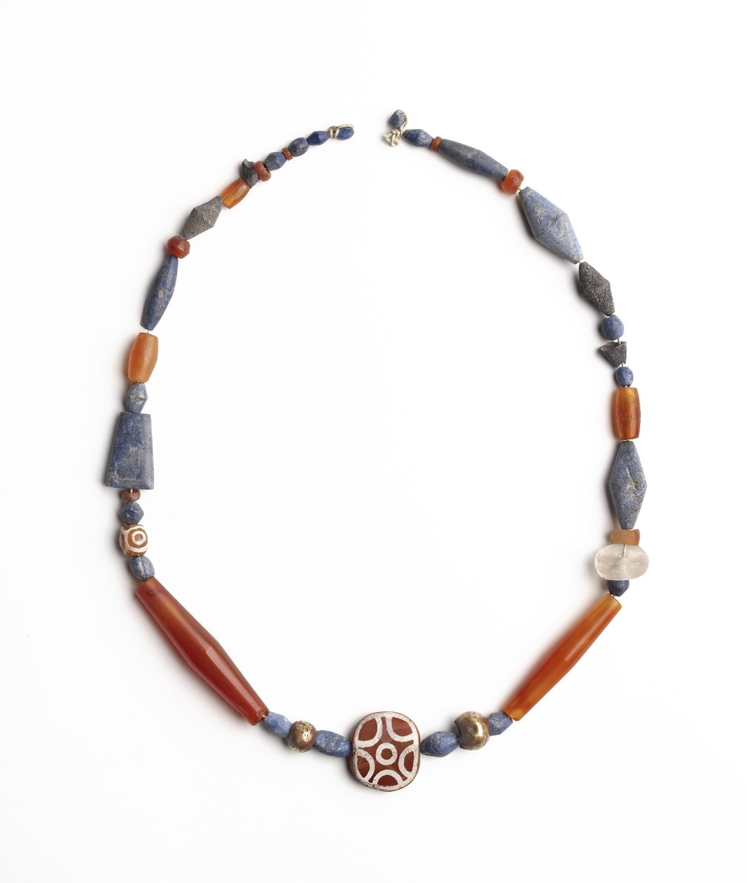 Halskæde fra Kish, Irak, ca. 2500 f.Kr. (lapis lazuli, cornelian og ætset cornelian) af Mesopotamian