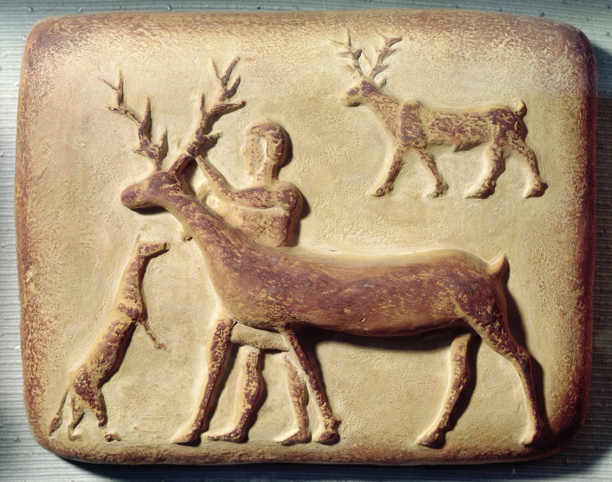 Bemalet relief med en mand med hjorte, fra Mari, Mellemste Eufrat af Mesopotamian