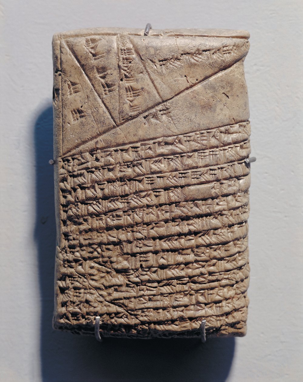 Tablet med fjorten linjer af en matematisk tekst i kileskrift og et geometrisk mønster af Mesopotamian