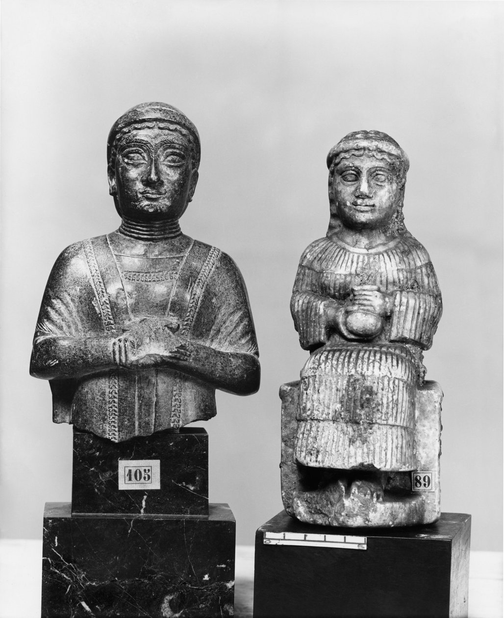Kvinde med sjalet, kvinde med en aryballos, set forfra, neo-sumerisk, fra Telloh, oldtidens Girsu, ca. 2150 f.Kr. (klorit) (se også 286960, 286961) af Mesopotamian
