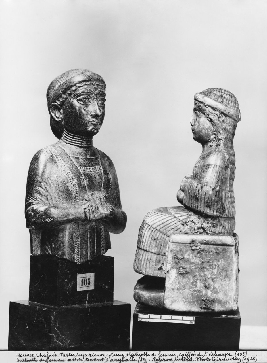 Kvinde med sjalet, kvinde med en aryballos, profilbillede, neo-sumerisk, fra Telloh, oldtidens Girsu, ca. 2150 f.Kr. (klorit) (se også 286959, 286961) af Mesopotamian