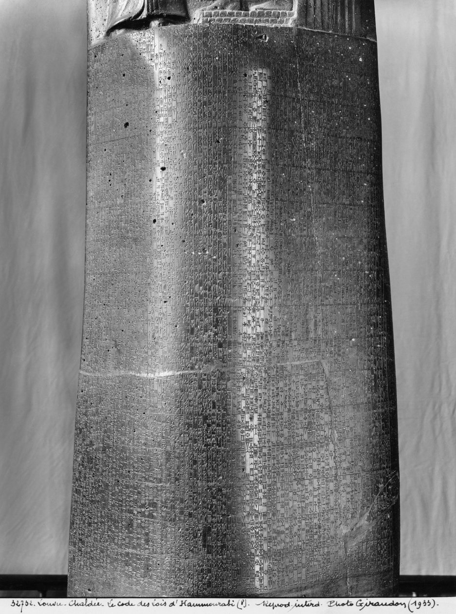 Hammurabis kodeks, detalje af søjleindskriften vedrørende en samling eksemplariske domme udstedt af Hammurabi, Babylons konge, fundet i Susa, ca. 1750 f.Kr. basalt, se også 286950, 286955 bw phot af Mesopotamian