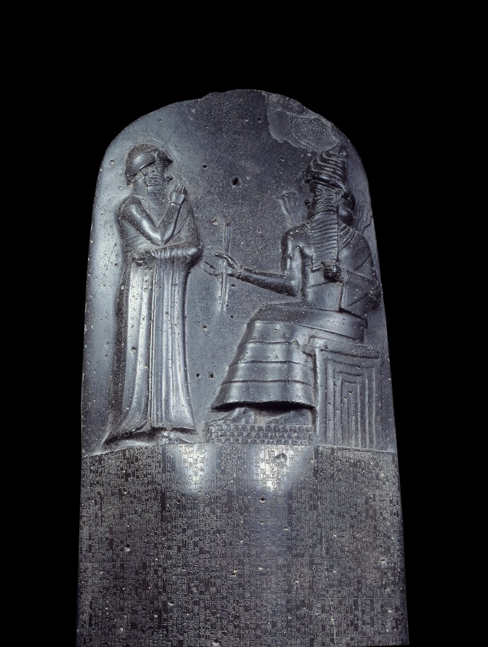 Mesopotamien: stele in diorit af Hammurabis (eller Hammourabis) lovkodeks. Den er dækket af kileskriftsindskrifter og øverst står kong Hammurabi foran Mesopotamiens solgud, Shamash, retfærdighedens guddommelige. Det er et af de ældste stykker o af Mesopotamian