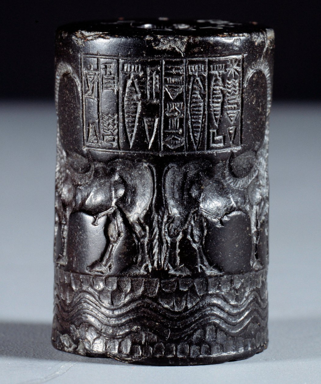 Mesopotamien: cylindrisk segl i sort marmor i navnet på den guddommelige Sharkali-Sharri (Shakalisharri), kongen af Agade pryder med helte, der vander bøfler. 2300 f.Kr. Paris, Louvre-museet af Mesopotamian Mesopotamian