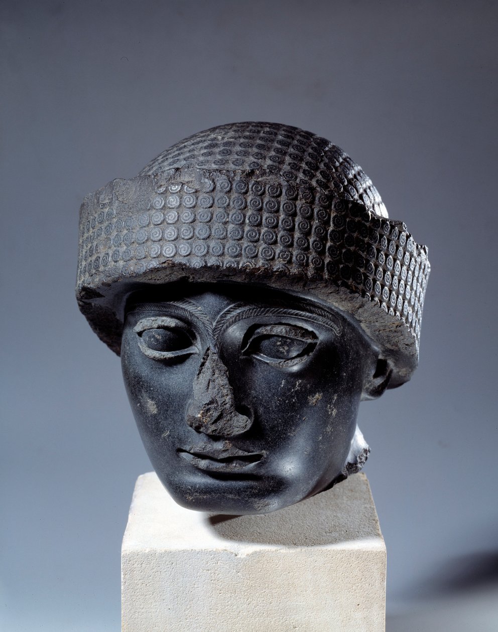 Mesopotamien: hoved i diorit uden inskription af Gudea, guvernør i byen Lagash. Omkring 2120 f.Kr. Neo-sumerisk periode (ca. 2150-2000 f.Kr.). Paris, Louvre-museet af Mesopotamian Mesopotamian