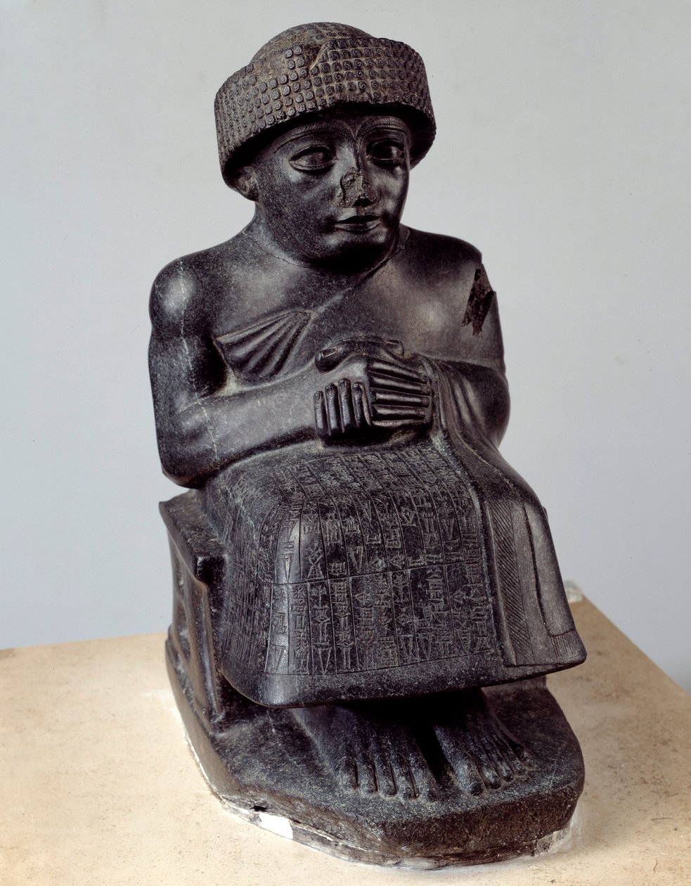 Mesopotamien: statue af guden Ningishzida, der repræsenterer Gudea siddende, prins af Lagash. Neo-sumerisk periode (ca. 2150-2000 f.Kr.). Paris, Louvre-museet af Mesopotamian Mesopotamian