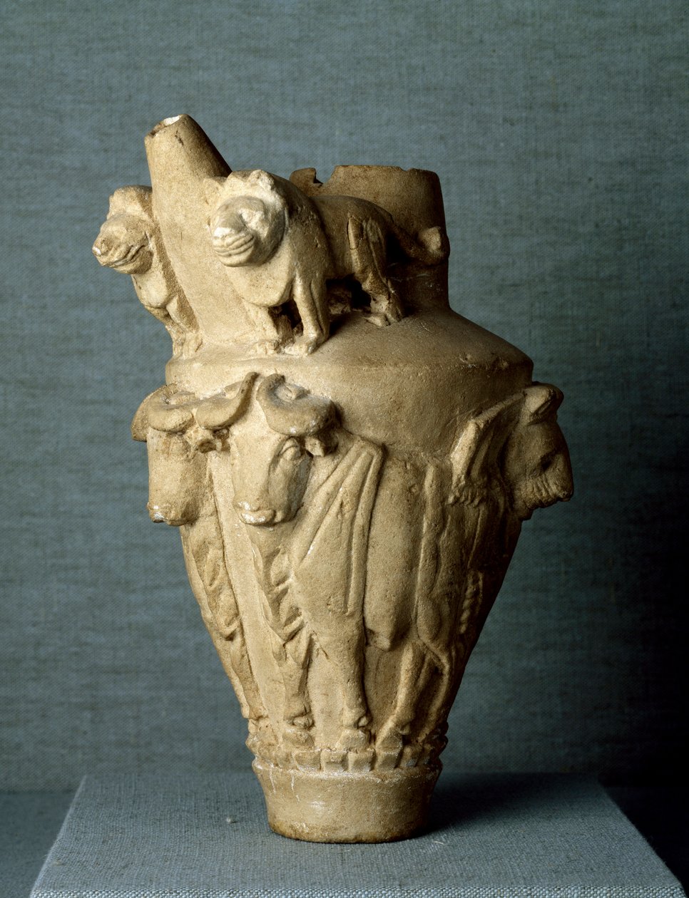 Mesopotamisk kunst: rituel kalkstensvase med tyre og løver. Sol. h. 30,2 cm Fra stedet for Uruk (eller Uruk), Irak. Bagdad, Arkæologisk Museum af Mesopotamian Mesopotamian