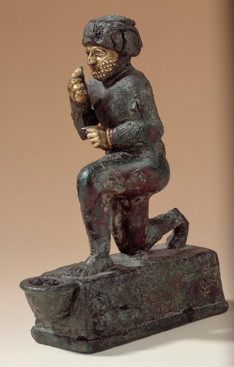 Mesopotamien: Statuette i sølv, bronze og guld af knælende tilbeder, ex-voto dedikeret til guden Amurru for Hammurabis liv. 1800 f.Kr. Fra Larsas hjemmeside. Paris, Louvre-museet af Mesopotamian Mesopotamian