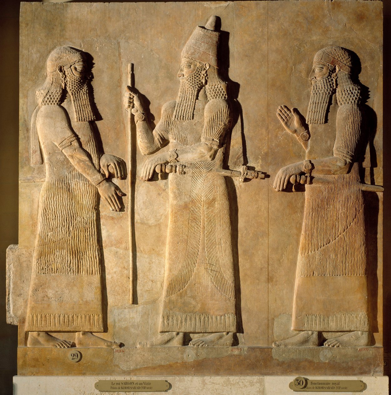 Orientalske antikviteter: detalje af et albasterrelief, der repræsenterer Sargon II, der giver ordre til en højtstående embedsmand, fra Palace of Sargon II eller Sharroukin, konge af Assyrien til Khorsabad (Khunsabad) (Mesopotamien), Irak. 722-705 f.Kr. Pa af Mesopotamian Mesopotamian