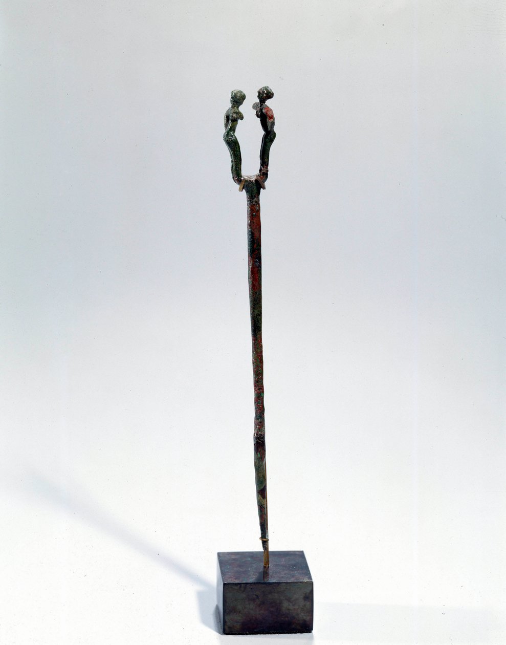 Orientalsk kunst: fastgør en hoveddekoration af to karakterer. Bronzeobjekt, Omkring 3300 - 3200 f.Kr. (Urik-perioden, Mesopotamien). Fra Tello. Højde 18 cm. Paris, Musée du Louvre af Mesopotamian Mesopotamian