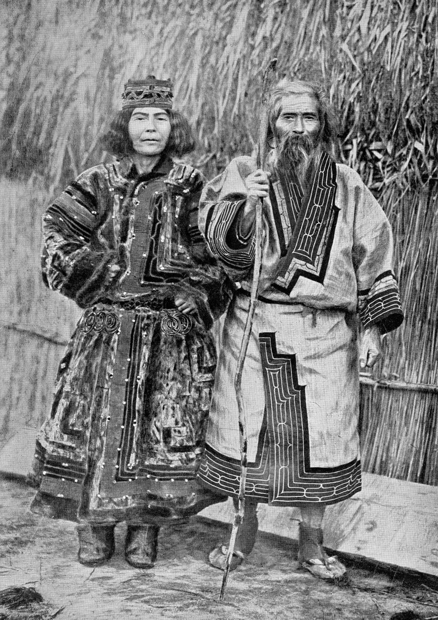 Ainu-par uden for det traditionelle ainu-hjem i en hytte med stråtag, sidst i det 19. århundrede (sort/hvid-foto) af Messrs. Kajima and Suwo