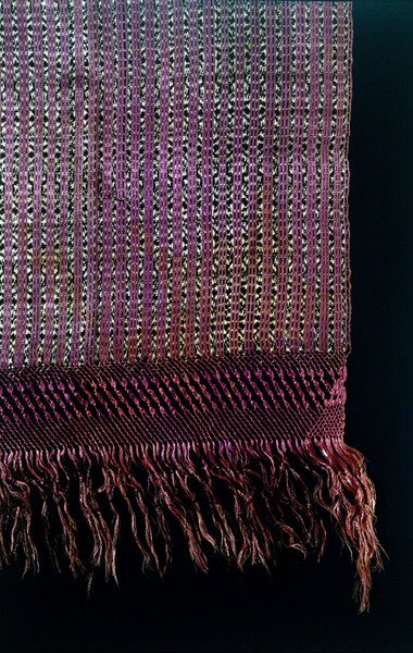 Detalje af en rebozo, slutningen af det 19. århundrede (silke, bomuld, naturlige farvestoffer og guldtråd) af Mexican School
