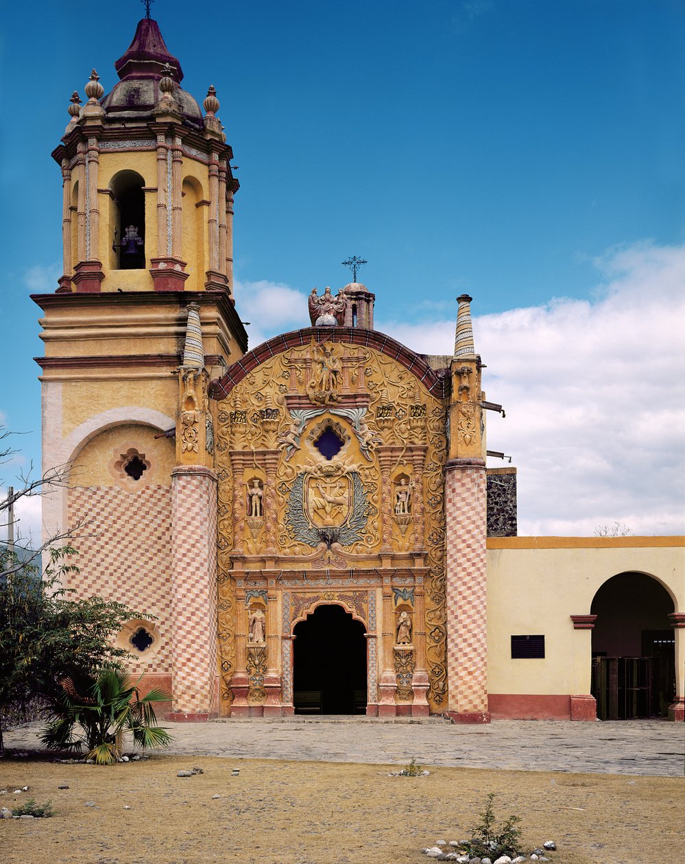 Facade af ærkeenglen Sankt Michaels franciskanske missionskirke i Conca, 1754-58 af Mexican School